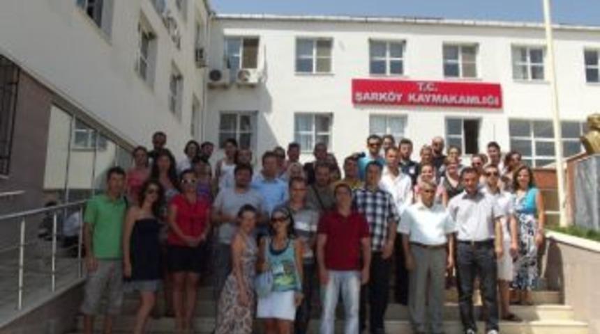 Şark&ouml;y Kaymakamı Makedonya&rsquo;dan Gelen Gen&ccedil;leri Kabul Etti