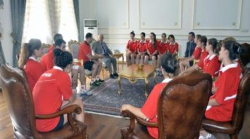 Voleybol Milli Takımından Vali Kemelek&rsquo;e Ziyaret