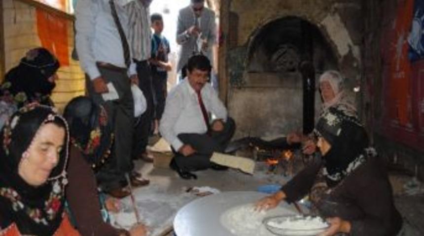 Vali, Kadınlarla Birlikte Hamur Kızarttı