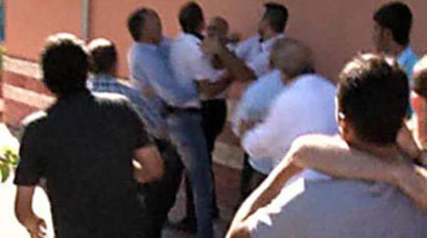 Muhtar, muhabire saldıran &ccedil;alışanı yumrukladı
