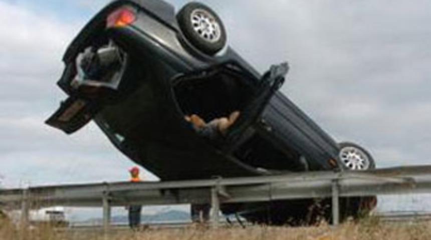 Bariyerlere &ccedil;arpan otomobil takla attı: 2 &ouml;l&uuml;