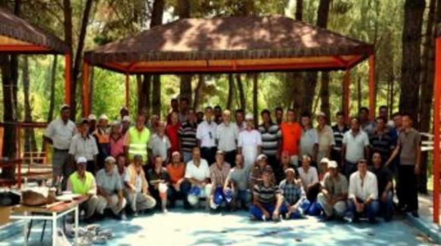 Demirci Belediye Başkanı Temel Temizlik &Ccedil;alışanlarına G&ouml;ve&ccedil; Ziyafeti Verdi