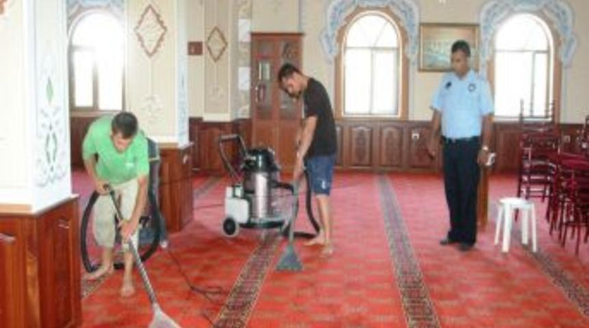 Ak&ccedil;ay&rsquo;daki Camilere Ramazan Temizliği Yapıldı