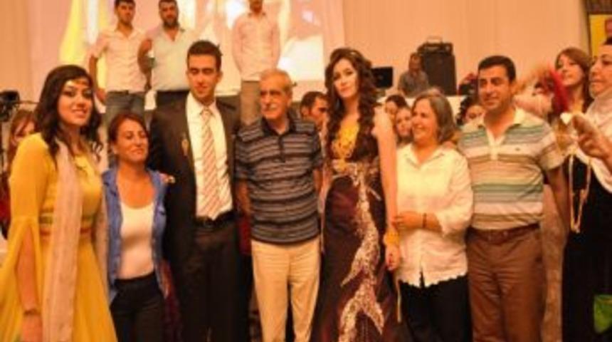 Bdp&rsquo;li Ve Bağımsız Vekiller D&uuml;ğ&uuml;nde Halay &Ccedil;ekti