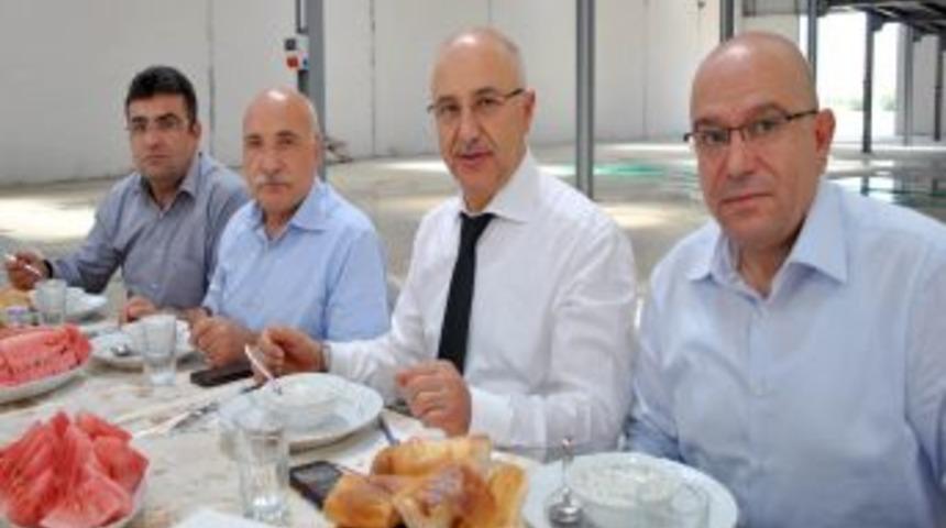 AK Parti Milletvekilleri Demirciler Sitesi Esnafıyla Yemekte Buluştu