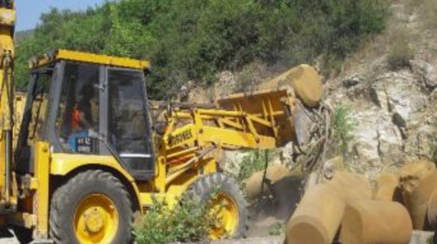 Viyad&uuml;k Altından 15 Kamyon Atık &Ccedil;ıktı