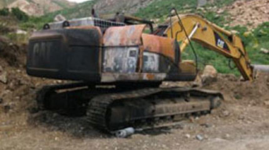 Teröristler iş makinalarını yaktı