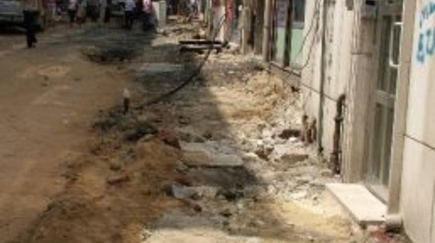 Kantarcı Sokakta Elektrik Ve Telefon Telleri Yeraltına Alınıyor