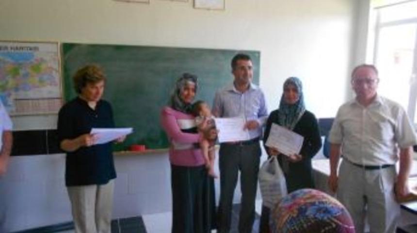 Pazarlar’da Okuma Yazma Öğrenenlere Belge Verildi