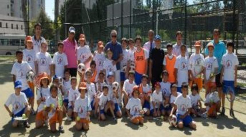 Başkan Evcilmen Minik Sporcularla Tenis Oynadı