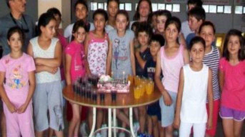 Burhaniye&rsquo;de Başarılı Sporcuya Pastalı Uğurlama