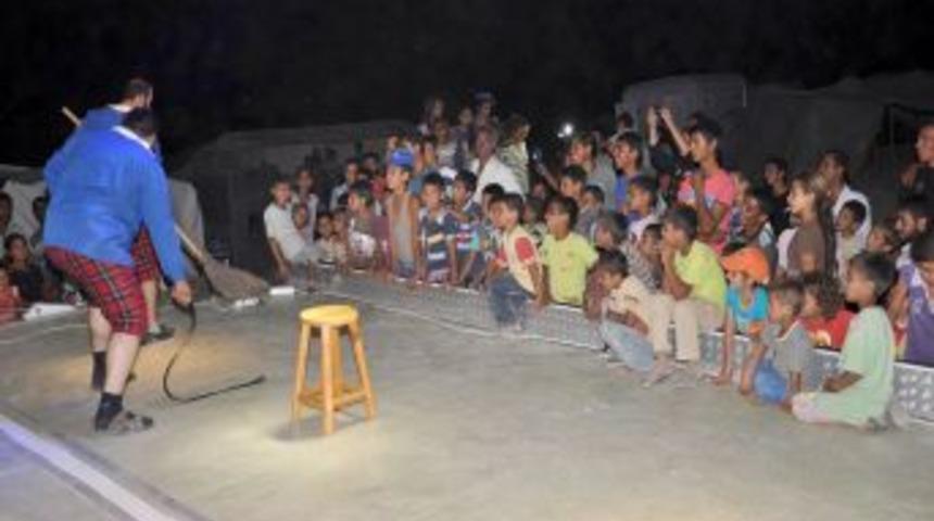 Çadır Kentte Kalan Mevsimlik Işçilerin Tiyatro Keyfi