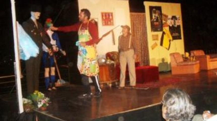 Taylıeli&rsquo;nde Vatandaşlar Eğlence Ve Tiyatroya Doydu