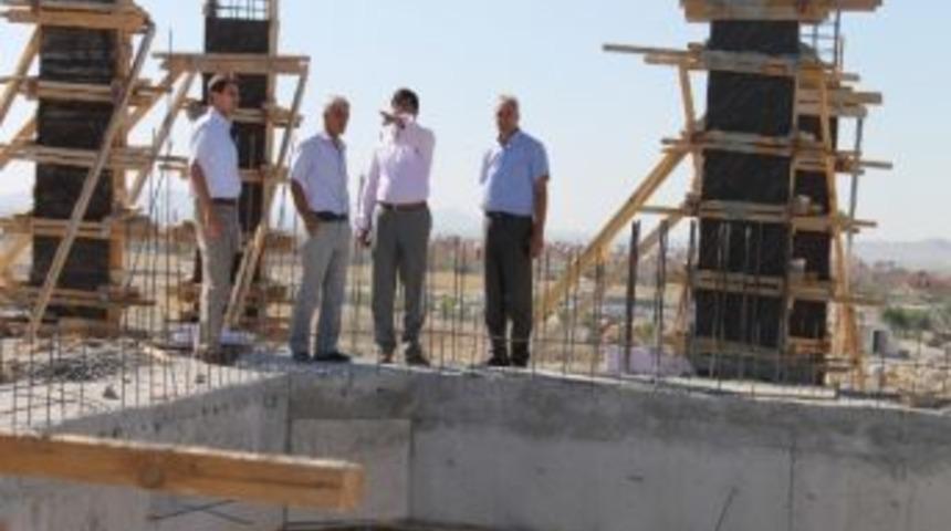 Milli Eğitim M&uuml;d&uuml;r&uuml; Aksoy, Okul İnşaatlarını İnceledi