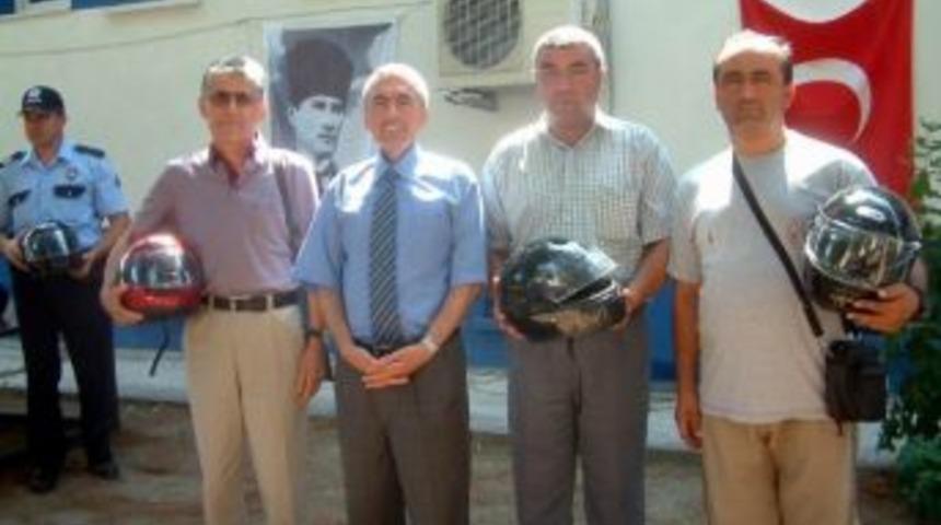 Burhaniye&rsquo;de Motosiklet S&uuml;r&uuml;c&uuml;lerine &Uuml;cretsiz Kask Dağıtıldı