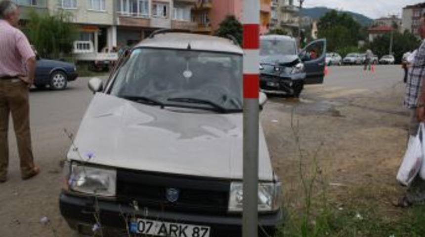 Vakfıkebir&rsquo;de Trafik Kazası: 3 Yaralı