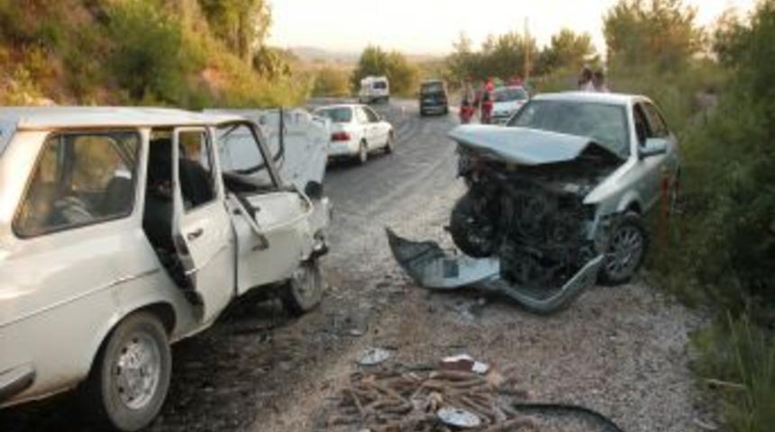 Zift D&ouml;k&uuml;len Yolda Kaza: 3yaralı