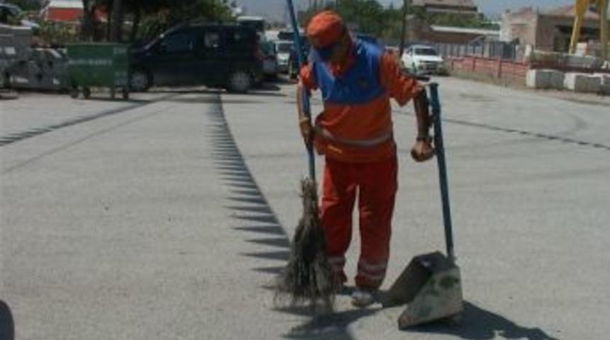 Temizlik İş&ccedil;isinden Trafik Kazasına Karşı &Ouml;nlem