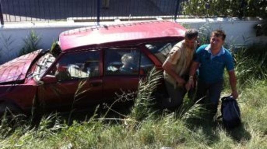 &Ouml;nce Trakt&ouml;re &Ccedil;arptı Sonra Takla Atıp Karşı Şeride U&ccedil;tu