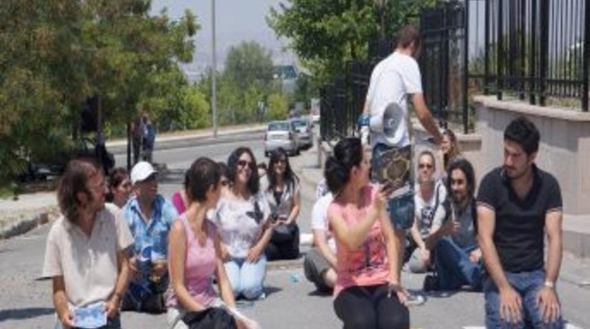 &Ouml;SYM Binası &Ouml;n&uuml;nde 57 Dakikalık Oturma Eylemi