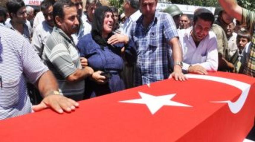 Şehit Askerin Cenazesi G&ouml;zyaşları Arasında Toprağa Verildi