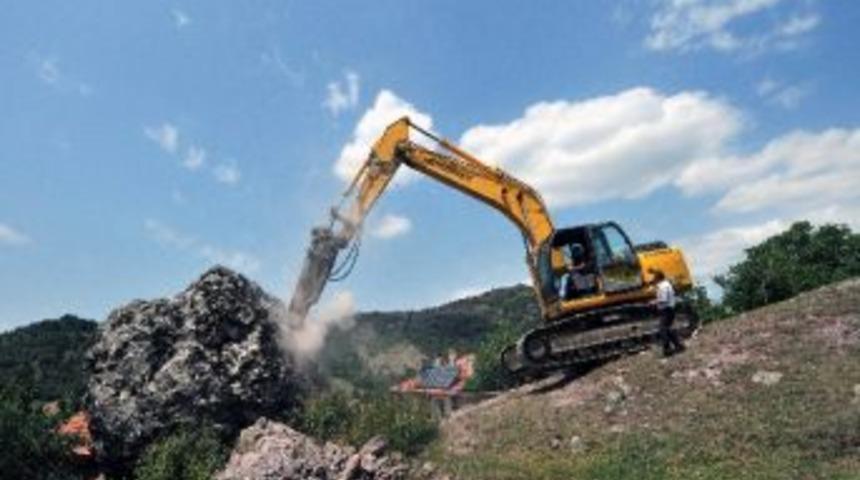 İhsangazi&rsquo;deki B&uuml;y&uuml;k Kaya Makine İle Kırıldı