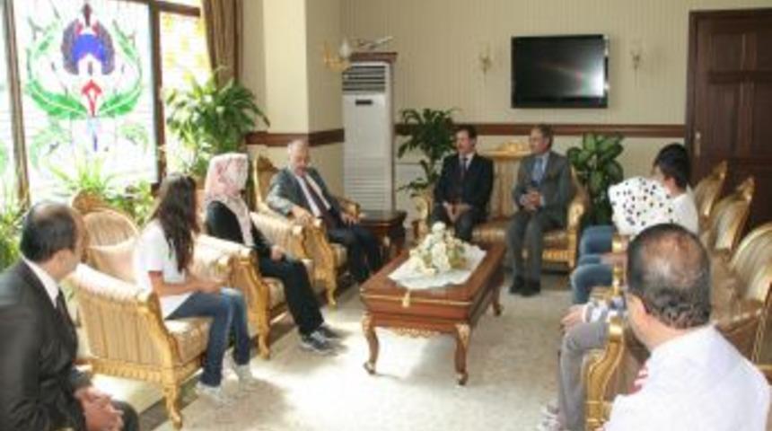 Başarılı &Ouml;ğrenciler Vali Yenig&uuml;n'&uuml; Ziyaret Etti