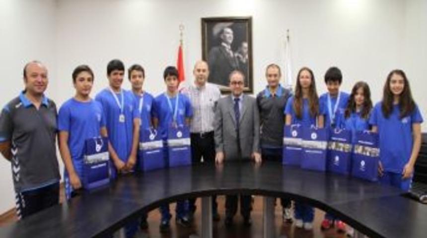 Pa&uuml; Madalyalarla D&ouml;nd&uuml;