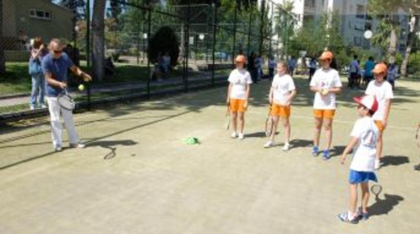 Başkan Evcilmen Minik Sporcularla Tenis Oynadı