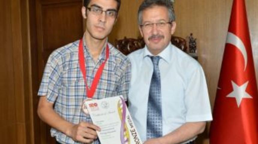 D&uuml;nya &Uuml;&ccedil;&uuml;nc&uuml;s&uuml;nden Başkan Poyraz&rsquo;a Ziyaret