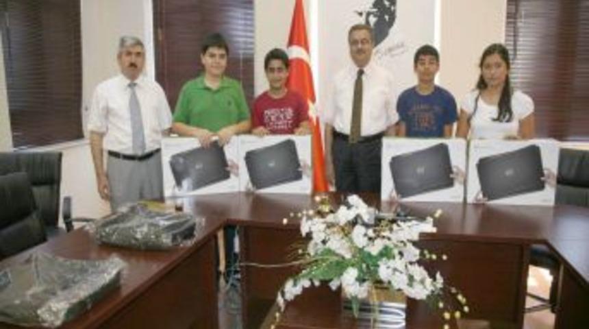 Kaymakam'dan SBS Birincilerine Diz&uuml;st&uuml; Bilgisayar