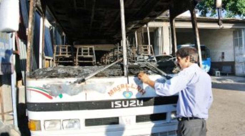 Minib&uuml;s Kundakladığı Iddia Edilen 3 Kişiden 2'si Tutuklandı