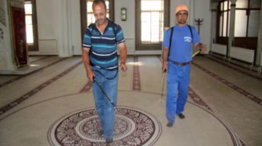 Camiler G&uuml;l Suyu Ile Yıkandı