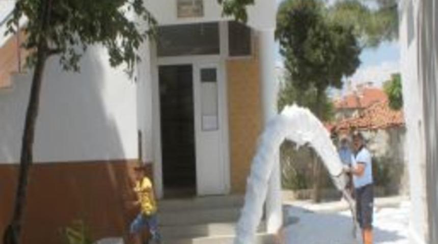 Keşan&rsquo;da Cami Bah&ccedil;eleri Yıkandı