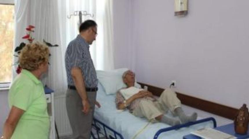 Kaymakam Dınkırcı Emekli Vali &Ouml;ğ&uuml;t&ccedil;en'i Hastanede Ziyaret Etti