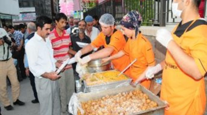 Van Belediyesi İftar &Ccedil;adırı Kurdu