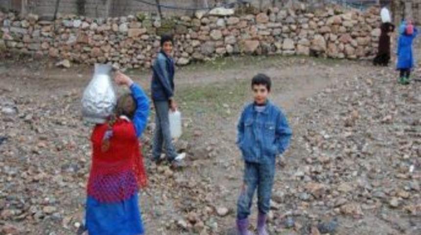 Her G&uuml;n Bir Kilometre Yoldan Su Taşıyorlar