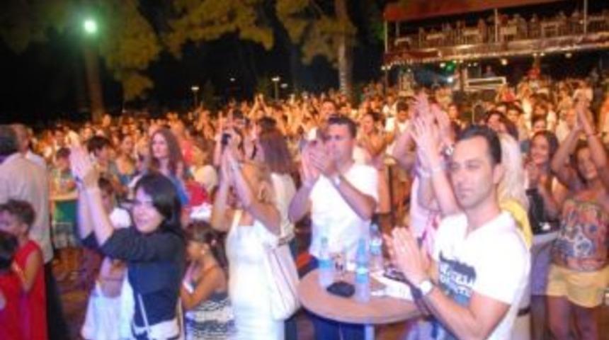 Fethiye&rsquo;de Hande Yener Ve Yusuf G&uuml;ney R&uuml;zgarı