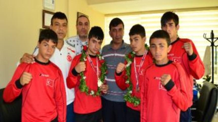 Boks&ouml;rlerden Ceyhan&rsquo;a Ziyaret