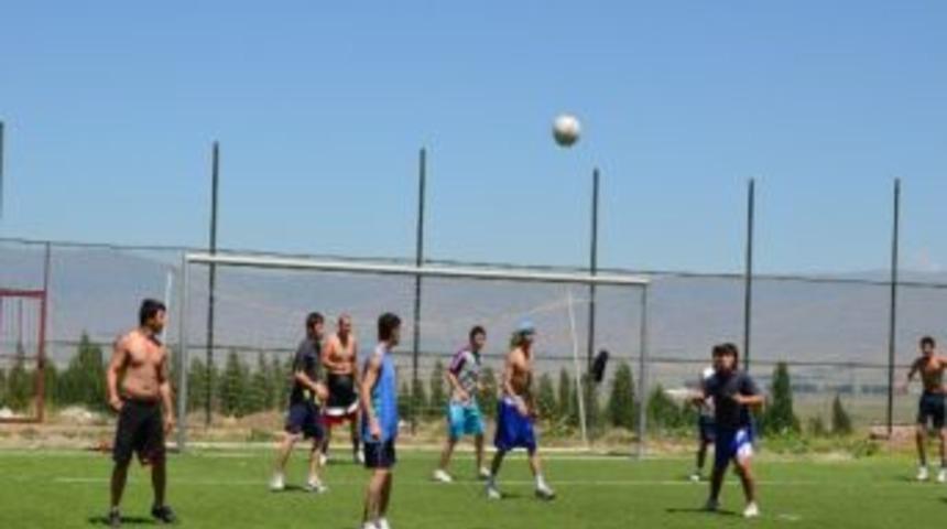 Gen&ccedil; Boks&ouml;rler&rsquo;in Futbol Keyfi