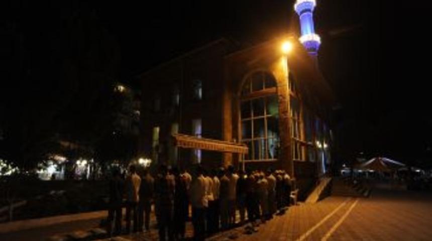 &Ccedil;anakkale'de Vatandaşlar Teravih Namazını Dışarıda Kıldı