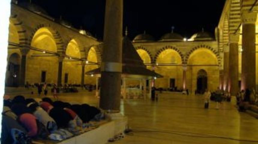 Oru&ccedil; Ayı Ramazan Ilk Teravihle Başladı