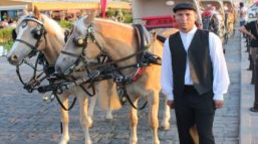 İzmir'in &Uuml;nl&uuml; 'Kordon'unda Ulaşım Fayton Ve Ak&uuml;l&uuml; Ara&ccedil;larla Yapılacak