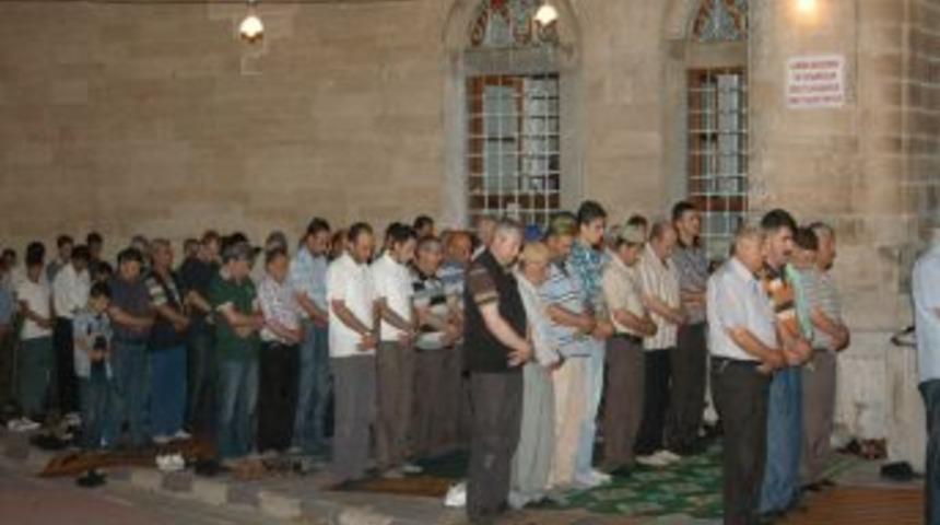 K&uuml;tahya'da Ilk Teravih Namazına Vatandaşlardan Yoğun Ilgi