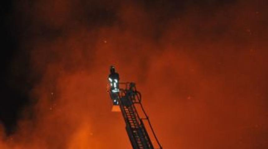 &Ccedil;orum&rsquo;daki Koli Fabrikasında B&uuml;y&uuml;k Yangın