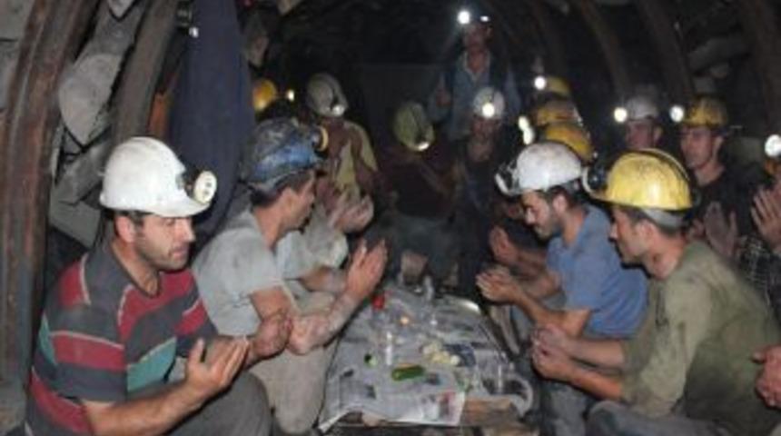 Maden Iş&ccedil;ileri Yerin Altında Ilk Sahurun Heyecanını Yaşadı