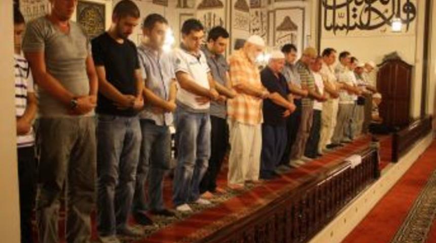 Bursa&rsquo;da ilk teravihte camiler doldu