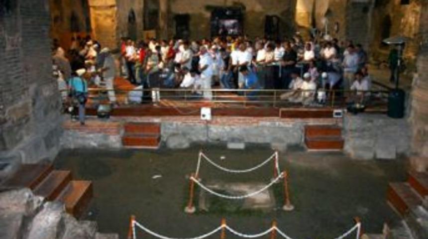 90 yıl sonra Ayasofya&rsquo;da teravih kılındı