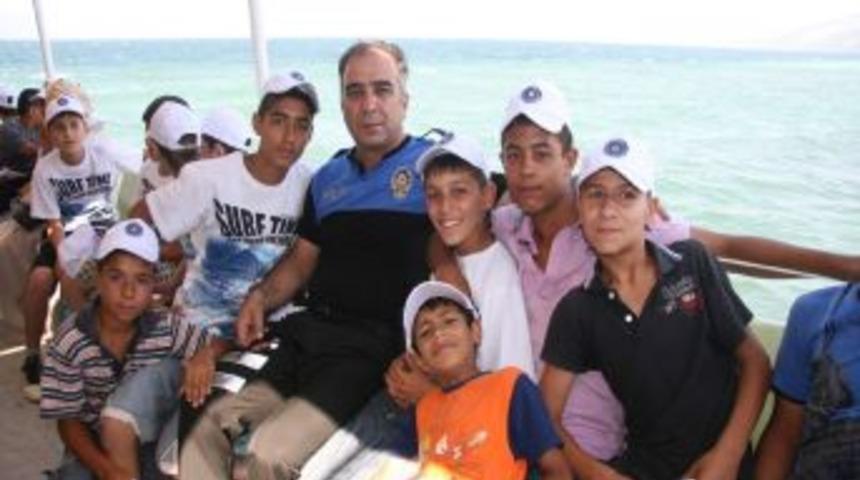 Polis, Risk Taşıyan &Ccedil;ocuklarları Deniz Turuna &Ccedil;ıkardı