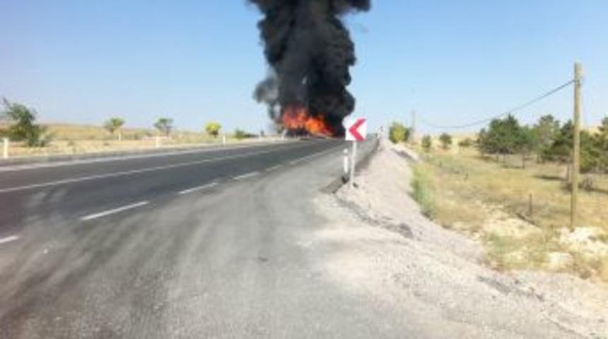 Kaza Yapan Yakıt Tankeri Yanınca, Şehirler Arası Yol Trafiğe Kapandı